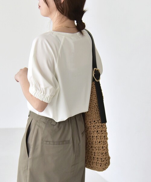 quaranciel（カランシエル）の「quaranciel:〈洗濯機可能〉シルク ミックス パフ スリーブ プルオーバー（Tシャツ/カットソー・レディース・ブラウン/ネイビー/オフホワイト・ONE SIZE）」の4枚目の写真