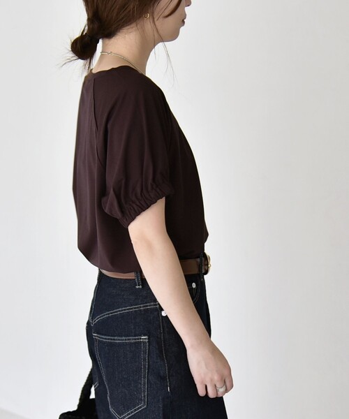 quaranciel（カランシエル）の「quaranciel:〈洗濯機可能〉シルク ミックス パフ スリーブ プルオーバー（Tシャツ/カットソー・レディース・ブラウン/ネイビー/オフホワイト・ONE SIZE）」の11枚目の写真