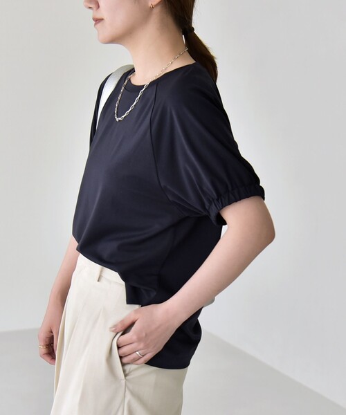 quaranciel（カランシエル）の「quaranciel:〈洗濯機可能〉シルク ミックス パフ スリーブ プルオーバー（Tシャツ/カットソー・レディース・ブラウン/ネイビー/オフホワイト・ONE SIZE）」の15枚目の写真