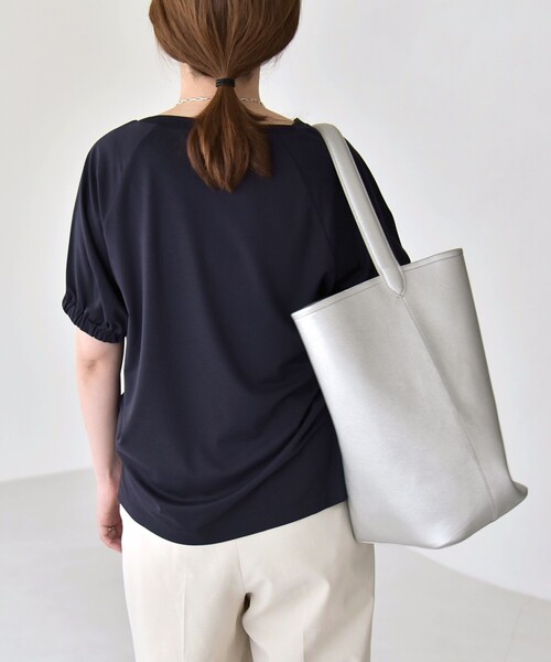 quaranciel（カランシエル）の「quaranciel:〈洗濯機可能〉シルク ミックス パフ スリーブ プルオーバー（Tシャツ/カットソー・レディース・ブラウン/ネイビー/オフホワイト・ONE SIZE）」の16枚目の写真