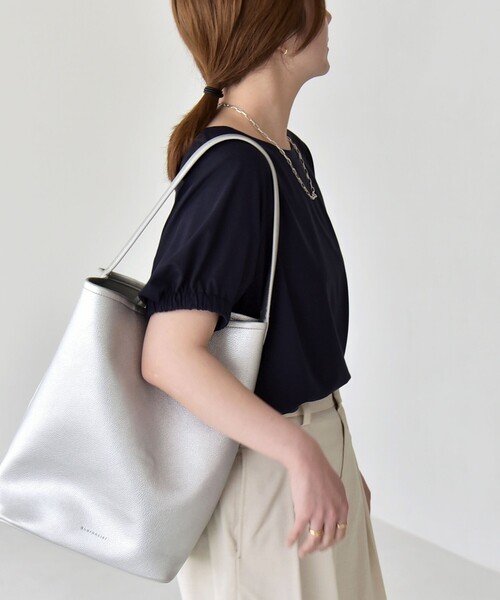quaranciel（カランシエル）の「quaranciel:〈洗濯機可能〉シルク ミックス パフ スリーブ プルオーバー（Tシャツ/カットソー・レディース・ブラウン/ネイビー/オフホワイト・ONE SIZE）」の17枚目の写真