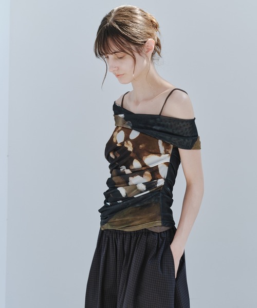 tageechita(タジチタ)の「【tageechita】アートプリントワンショルダーシアートップス(Tシャツ/カットソー・レディース・ダークブラウン/ダークブラウン系1・S/L/M)」の2枚目の写真