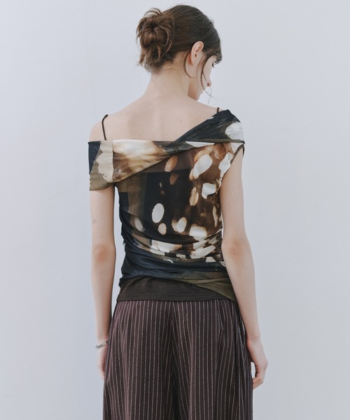 tageechita(タジチタ)の「【tageechita】アートプリントワンショルダーシアートップス(Tシャツ/カットソー・レディース・ダークブラウン/ダークブラウン系1・S/L/M)」の3枚目の写真