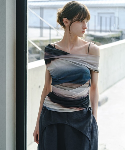 tageechita(タジチタ)の「【tageechita】アートプリントワンショルダーシアートップス(Tシャツ/カットソー・レディース・ダークブラウン/ダークブラウン系1・S/L/M)」の6枚目の写真