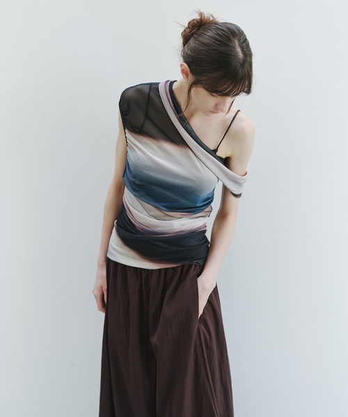 tageechita(タジチタ)の「【tageechita】アートプリントワンショルダーシアートップス(Tシャツ/カットソー・レディース・ダークブラウン/ダークブラウン系1・S/L/M)」の12枚目の写真