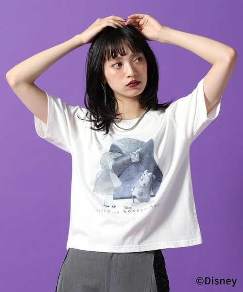 PAGEBOY(ページボーイ)の「Disney 【ふしぎの国のアリス】コンパクトT(Tシャツ/カットソー・レディース・オフホワイト/チャコールグレー・FREE)」の1枚目の写真
