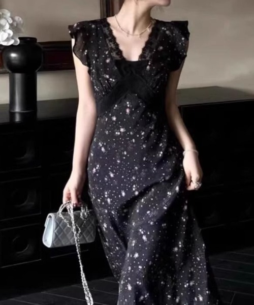 AMAJI(アマジ)の「レース切替 花柄 ウエストマーク アシンメトリー ロングワンピース(ワンピース・レディース・ブラック・MEDIUM/SMALL/X-LARGE/LARGE)」の3枚目の写真