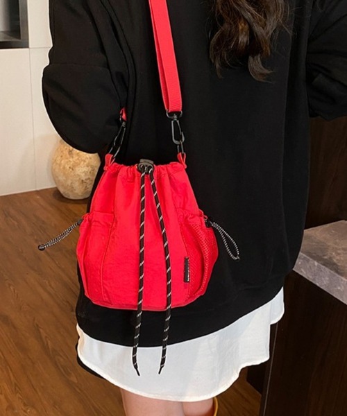 CHEER(チアー)の「【10色展開】ナイロン風 ドローストリング ミニショルダーバッグ 巾着バッグ サコッシュ ポシェット メッシュポケット 斜め掛け ストリートカジュアル(ショルダーバッグ・レディース・イエロー/グレー/ブルー/レッド/ブラック/グリーン/アイボリー/パープル/ダークグリーン/オレンジ・FREE)」の9枚目の写真