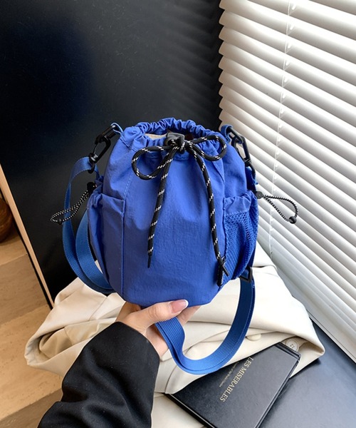 CHEER(チアー)の「【10色展開】ナイロン風 ドローストリング ミニショルダーバッグ 巾着バッグ サコッシュ ポシェット メッシュポケット 斜め掛け ストリートカジュアル(ショルダーバッグ・レディース・イエロー/グレー/ブルー/レッド/ブラック/グリーン/アイボリー/パープル/ダークグリーン/オレンジ・FREE)」の1枚目の写真