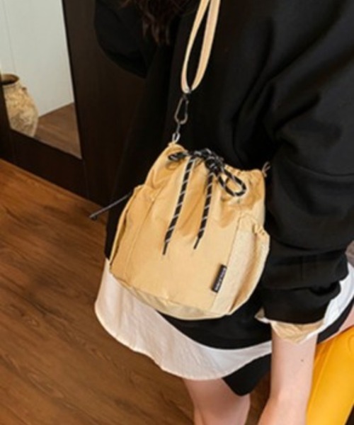 CHEER(チアー)の「【10色展開】ナイロン風 ドローストリング ミニショルダーバッグ 巾着バッグ サコッシュ ポシェット メッシュポケット 斜め掛け ストリートカジュアル(ショルダーバッグ・レディース・イエロー/グレー/ブルー/レッド/ブラック/グリーン/アイボリー/パープル/ダークグリーン/オレンジ・FREE)」の2枚目の写真