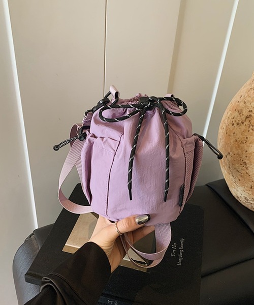 CHEER(チアー)の「【10色展開】ナイロン風 ドローストリング ミニショルダーバッグ 巾着バッグ サコッシュ ポシェット メッシュポケット 斜め掛け ストリートカジュアル(ショルダーバッグ・レディース・イエロー/グレー/ブルー/レッド/ブラック/グリーン/アイボリー/パープル/ダークグリーン/オレンジ・FREE)」の18枚目の写真