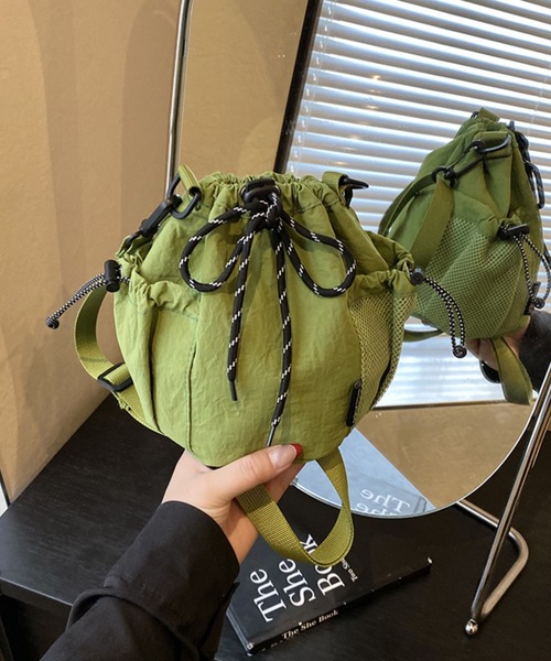 CHEER(チアー)の「【10色展開】ナイロン風 ドローストリング ミニショルダーバッグ 巾着バッグ サコッシュ ポシェット メッシュポケット 斜め掛け ストリートカジュアル(ショルダーバッグ・レディース・イエロー/グレー/ブルー/レッド/ブラック/グリーン/アイボリー/パープル/ダークグリーン/オレンジ・FREE)」の21枚目の写真