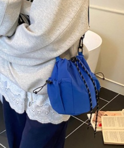CHEER(チアー)の「【10色展開】ナイロン風 ドローストリング ミニショルダーバッグ 巾着バッグ サコッシュ ポシェット メッシュポケット 斜め掛け ストリートカジュアル(ショルダーバッグ・レディース・イエロー/グレー/ブルー/レッド/ブラック/グリーン/アイボリー/パープル/ダークグリーン/オレンジ・FREE)」の16枚目の写真