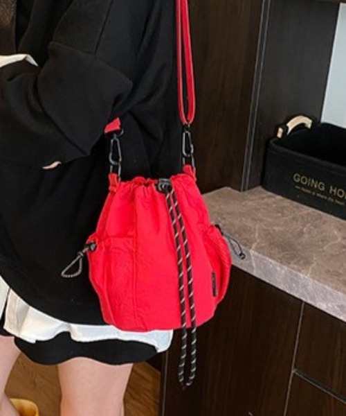 CHEER(チアー)の「【10色展開】ナイロン風 ドローストリング ミニショルダーバッグ 巾着バッグ サコッシュ ポシェット メッシュポケット 斜め掛け ストリートカジュアル(ショルダーバッグ・レディース・イエロー/グレー/ブルー/レッド/ブラック/グリーン/アイボリー/パープル/ダークグリーン/オレンジ・FREE)」の11枚目の写真