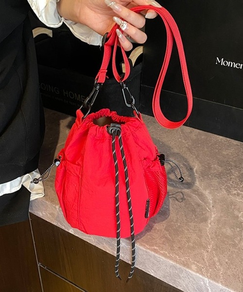 CHEER(チアー)の「【10色展開】ナイロン風 ドローストリング ミニショルダーバッグ 巾着バッグ サコッシュ ポシェット メッシュポケット 斜め掛け ストリートカジュアル(ショルダーバッグ・レディース・イエロー/グレー/ブルー/レッド/ブラック/グリーン/アイボリー/パープル/ダークグリーン/オレンジ・FREE)」の12枚目の写真