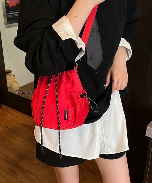 CHEER(チアー)の「【10色展開】ナイロン風 ドローストリング ミニショルダーバッグ 巾着バッグ サコッシュ ポシェット メッシュポケット 斜め掛け ストリートカジュアル(ショルダーバッグ・レディース・イエロー/グレー/ブルー/レッド/ブラック/グリーン/アイボリー/パープル/ダークグリーン/オレンジ・FREE)」の13枚目の写真