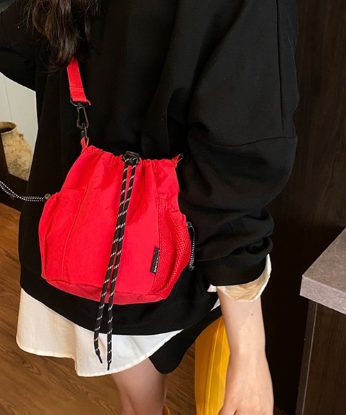 CHEER(チアー)の「【10色展開】ナイロン風 ドローストリング ミニショルダーバッグ 巾着バッグ サコッシュ ポシェット メッシュポケット 斜め掛け ストリートカジュアル(ショルダーバッグ・レディース・イエロー/グレー/ブルー/レッド/ブラック/グリーン/アイボリー/パープル/ダークグリーン/オレンジ・FREE)」の14枚目の写真