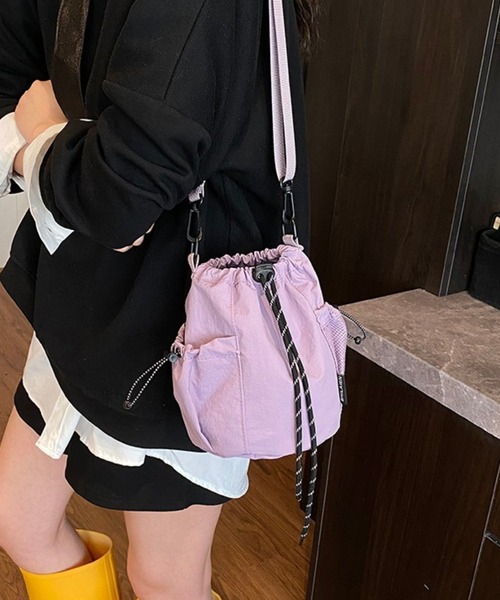 CHEER(チアー)の「【10色展開】ナイロン風 ドローストリング ミニショルダーバッグ 巾着バッグ サコッシュ ポシェット メッシュポケット 斜め掛け ストリートカジュアル(ショルダーバッグ・レディース・イエロー/グレー/ブルー/レッド/ブラック/グリーン/アイボリー/パープル/ダークグリーン/オレンジ・FREE)」の20枚目の写真