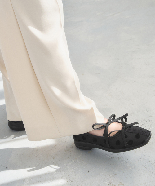 FLAT(フラット)の「《追加》Lダブルリボンバレリーナ(スニーカー・レディース・ブラック×ブラック・24cm/23.5cm/23cm/22.5cm/22cm/21.5/25.5cm/25cm/24.5cm)」の6枚目の写真