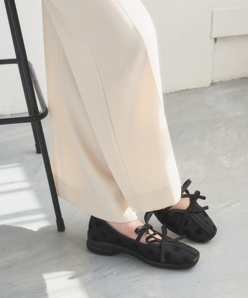 FLAT(フラット)の「《追加》Lダブルリボンバレリーナ(スニーカー・レディース・ブラック×ブラック・24cm/23.5cm/23cm/22.5cm/22cm/21.5/25.5cm/25cm/24.5cm)」の9枚目の写真