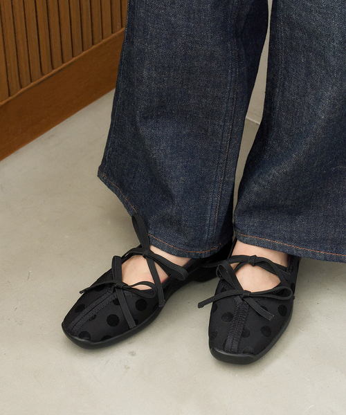 FLAT(フラット)の「《追加》Lダブルリボンバレリーナ(スニーカー・レディース・ブラック×ブラック・24cm/23.5cm/23cm/22.5cm/22cm/21.5/25.5cm/25cm/24.5cm)」の12枚目の写真