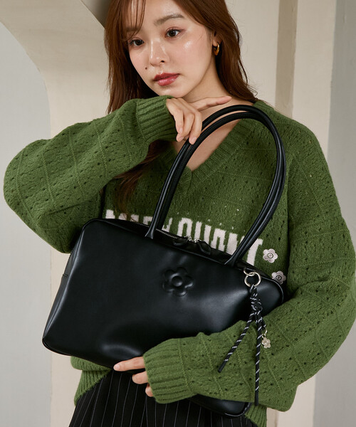 MARY QUANT（マリークワント）の「MARY QUANT × PUBLUX/マリークワント チャーム 付 デイジー 型押し レザレット スクエア ボストン バッグ　限定展開（ボストンバッグ・レディース・ブラック/ブラウン・ONE SIZE）」の3枚目の写真