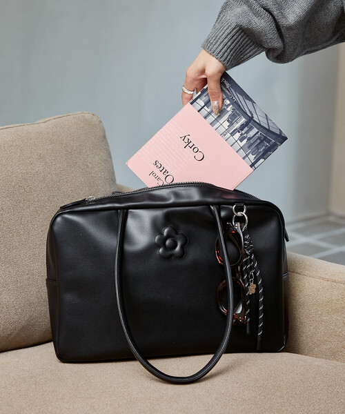 MARY QUANT（マリークワント）の「MARY QUANT × PUBLUX/マリークワント チャーム 付 デイジー 型押し レザレット スクエア ボストン バッグ　限定展開（ボストンバッグ・レディース・ブラック/ブラウン・ONE SIZE）」の5枚目の写真