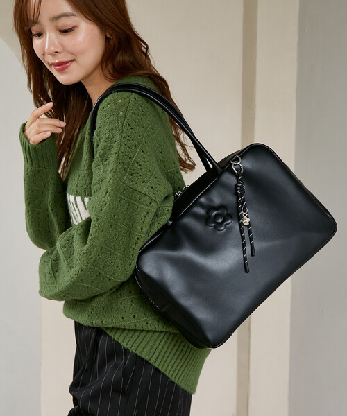 MARY QUANT（マリークワント）の「MARY QUANT × PUBLUX/マリークワント チャーム 付 デイジー 型押し レザレット スクエア ボストン バッグ　限定展開（ボストンバッグ・レディース・ブラック/ブラウン・ONE SIZE）」の6枚目の写真
