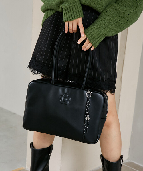 MARY QUANT（マリークワント）の「MARY QUANT × PUBLUX/マリークワント チャーム 付 デイジー 型押し レザレット スクエア ボストン バッグ　限定展開（ボストンバッグ・レディース・ブラック/ブラウン・ONE SIZE）」の7枚目の写真
