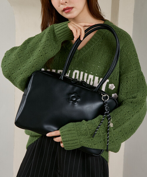 MARY QUANT（マリークワント）の「MARY QUANT × PUBLUX/マリークワント チャーム 付 デイジー 型押し レザレット スクエア ボストン バッグ　限定展開（ボストンバッグ・レディース・ブラック/ブラウン・ONE SIZE）」の8枚目の写真