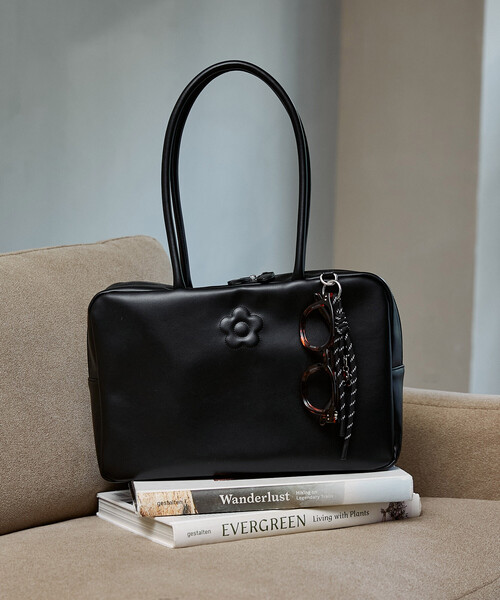 MARY QUANT（マリークワント）の「MARY QUANT × PUBLUX/マリークワント チャーム 付 デイジー 型押し レザレット スクエア ボストン バッグ　限定展開（ボストンバッグ・レディース・ブラック/ブラウン・ONE SIZE）」の9枚目の写真