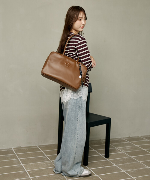 MARY QUANT（マリークワント）の「MARY QUANT × PUBLUX/マリークワント チャーム 付 デイジー 型押し レザレット スクエア ボストン バッグ　限定展開（ボストンバッグ・レディース・ブラック/ブラウン・ONE SIZE）」の12枚目の写真