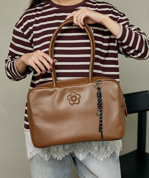 MARY QUANT（マリークワント）の「MARY QUANT × PUBLUX/マリークワント チャーム 付 デイジー 型押し レザレット スクエア ボストン バッグ　限定展開（ボストンバッグ・レディース・ブラック/ブラウン・ONE SIZE）」の13枚目の写真