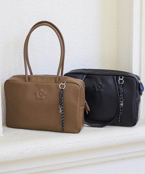MARY QUANT（マリークワント）の「MARY QUANT × PUBLUX/マリークワント チャーム 付 デイジー 型押し レザレット スクエア ボストン バッグ　限定展開（ボストンバッグ・レディース・ブラック/ブラウン・ONE SIZE）」の15枚目の写真