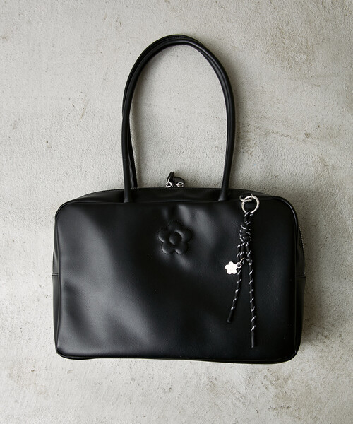 MARY QUANT（マリークワント）の「MARY QUANT × PUBLUX/マリークワント チャーム 付 デイジー 型押し レザレット スクエア ボストン バッグ　限定展開（ボストンバッグ・レディース・ブラック/ブラウン・ONE SIZE）」の16枚目の写真