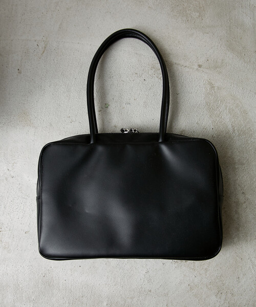 MARY QUANT（マリークワント）の「MARY QUANT × PUBLUX/マリークワント チャーム 付 デイジー 型押し レザレット スクエア ボストン バッグ　限定展開（ボストンバッグ・レディース・ブラック/ブラウン・ONE SIZE）」の17枚目の写真