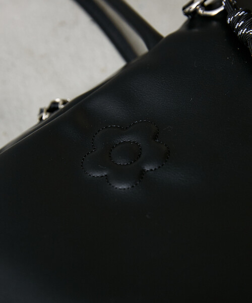 MARY QUANT（マリークワント）の「MARY QUANT × PUBLUX/マリークワント チャーム 付 デイジー 型押し レザレット スクエア ボストン バッグ　限定展開（ボストンバッグ・レディース・ブラック/ブラウン・ONE SIZE）」の18枚目の写真