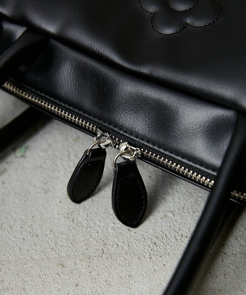 MARY QUANT（マリークワント）の「MARY QUANT × PUBLUX/マリークワント チャーム 付 デイジー 型押し レザレット スクエア ボストン バッグ　限定展開（ボストンバッグ・レディース・ブラック/ブラウン・ONE SIZE）」の21枚目の写真