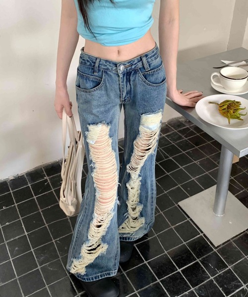 AMAJI(アマジ)の「ウォッシュ加工 ダメージ フレアデニムパンツ(デニムパンツ・レディース・ブルー・SMALL/MEDIUM/LARGE/X-LARGE)」の2枚目の写真