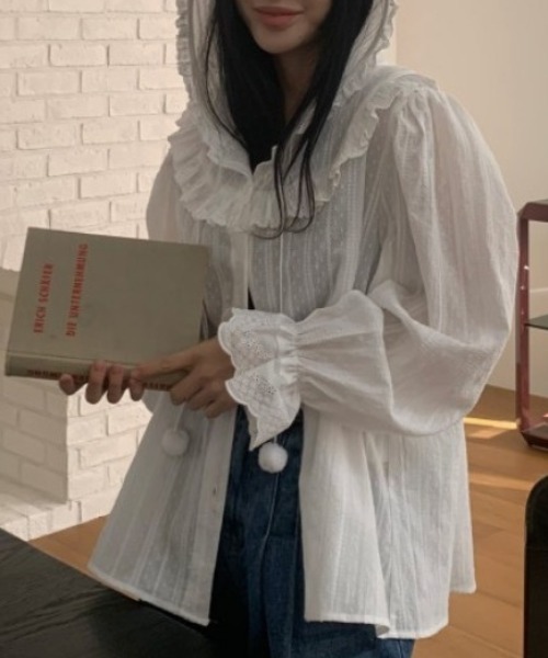 AMAJI(アマジ)の「フリル フード付き ポンポン ドローストリング長袖Tシャツ(Tシャツ/カットソー・レディース・ベージュ/ホワイト・FREE)」の4枚目の写真