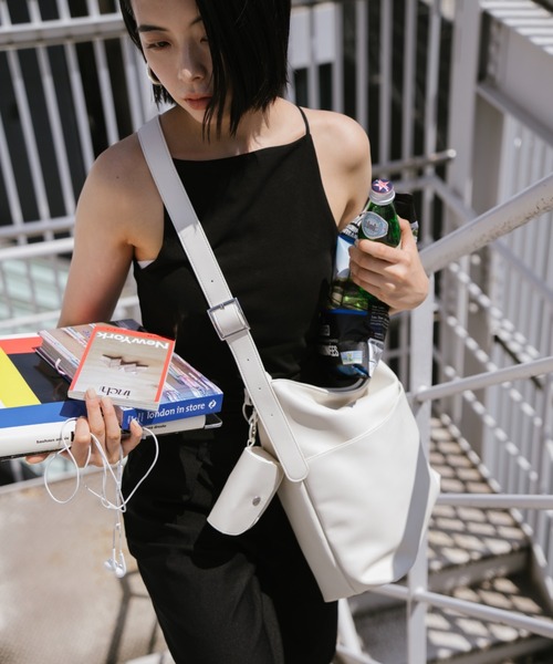 AIDELL（エイデル）の「マルチポケットフェイクレザーショルダーバッグ（ショルダーバッグ・レディース・ブラウン/アイボリー/ブラック・FREE）」の5枚目の写真