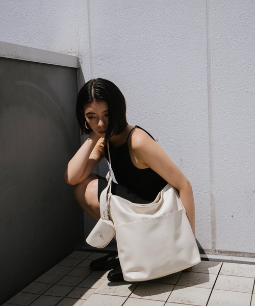 AIDELL（エイデル）の「マルチポケットフェイクレザーショルダーバッグ（ショルダーバッグ・レディース・ブラウン/アイボリー/ブラック・FREE）」の10枚目の写真