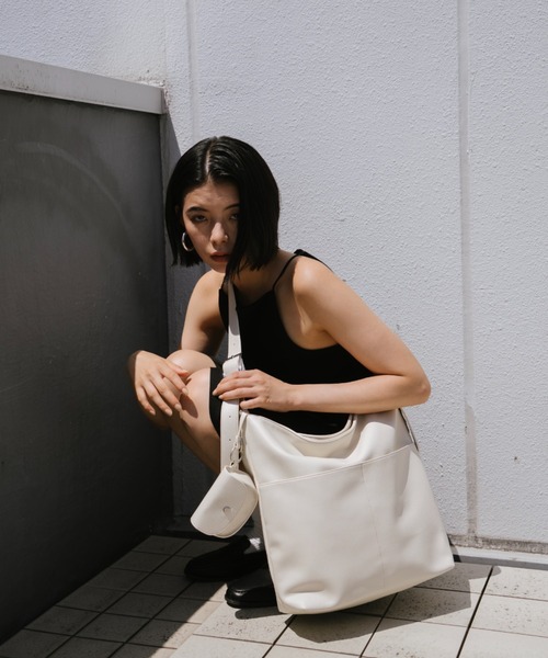 AIDELL（エイデル）の「マルチポケットフェイクレザーショルダーバッグ（ショルダーバッグ・レディース・ブラウン/アイボリー/ブラック・FREE）」の11枚目の写真