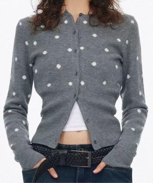 AVYL(アヴィル)の「ドット柄クルーネックニットカーディガン(ニット/セーター・レディース・グレー/ブラック・M)」の8枚目の写真