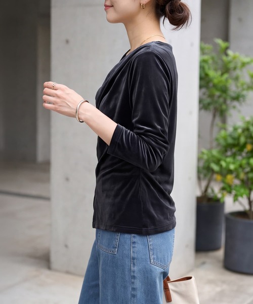 STYLE DELI(スタイルデリ)の「ストレッチライトベロアドレープトップス(Tシャツ/カットソー・レディース・アイボリー/ブラック・FREE)」の9枚目の写真