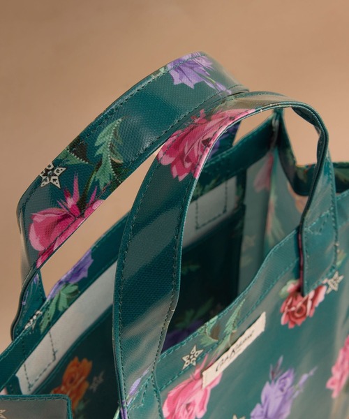 Cath Kidston(キャスキッドソン)の「スモール ブックバッグ Rainbow Rose(トートバッグ・レディース・グリーン・FREE)」の3枚目の写真