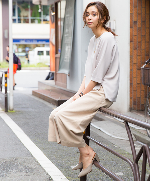 STUDIOUS（ステュディオス）の「STUDIOUS ピーチスキンライトフレアパンツ（その他パンツ・レディース・カーキ/ベージュ/オレンジ・1/0）」の4枚目の写真