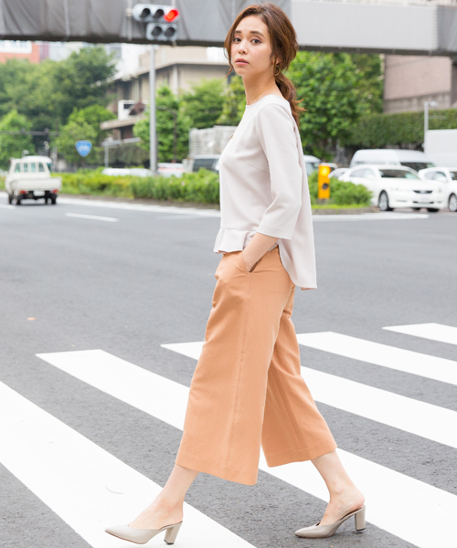 STUDIOUS（ステュディオス）の「STUDIOUS ピーチスキンライトフレアパンツ（その他パンツ・レディース・カーキ/ベージュ/オレンジ・1/0）」の5枚目の写真