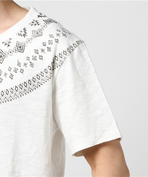 Purple&Yellow（パープルアンドイエロー）の「スラブ天竺求心プリント半袖Ｔシャツ(Purple＆Yellow)（Tシャツ/カットソー・メンズ・アイボリー/チャコール/ブルー・MEDIUM/LARGE/SMALL）」の4枚目の写真