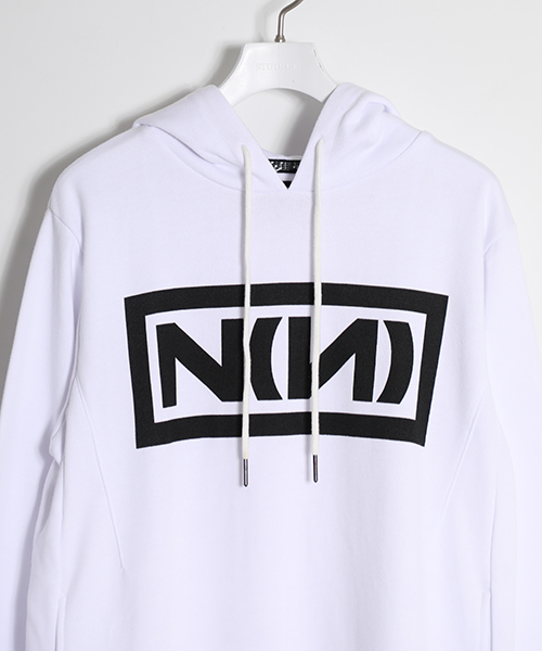 NUMBER (N)INE DENIM（ナンバーナインデニム）の「【NUMBER (N)INE DENIM】STUDIOUS限定 N(N)ロゴスウェットパーカー（パーカー・メンズ・ブラック/ホワイト・SMALL/LARGE/MEDIUM）」の3枚目の写真